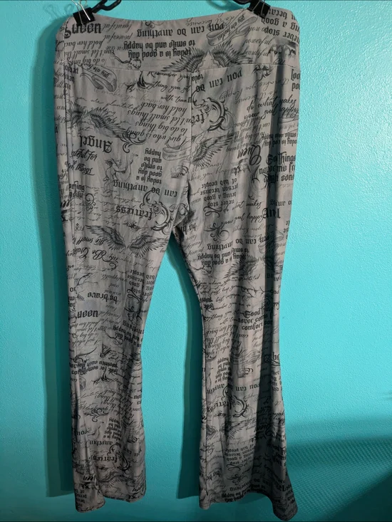 No Boundaries Gray Script Print Boot Cut Leggings - Picture 7 of 7